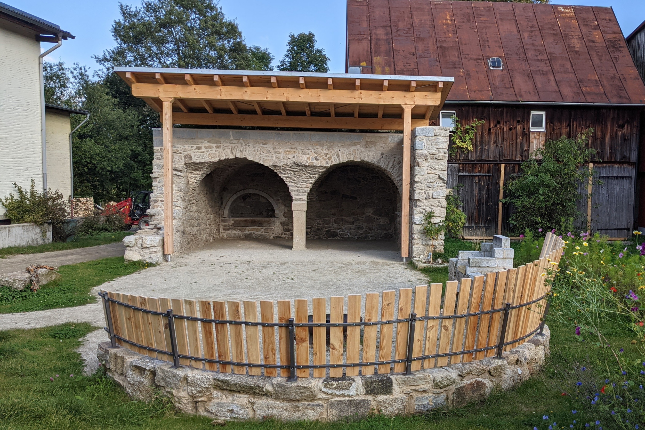 Frontalansicht des Freiluftgewölbes im Spätherbst